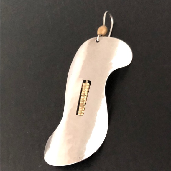 ONE UNIQUE SILVER PLATED HAMMERED ARTISAN EARRING - Picture 5 of 12